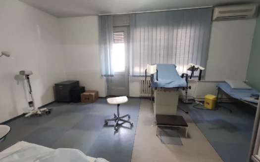 Trosoban stan u nadomak pešačke zone idealan za kancelariju ili ordinaciju