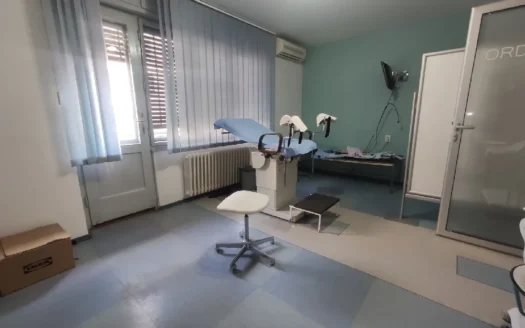 Trosoban stan u nadomak pešačke zone idealan za kancelariju ili ordinaciju