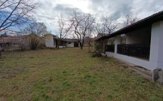 Kuća u mirnoj ulici, a u neposrednoj blizini puta! Ledinci!