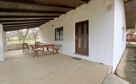 Kuća u mirnoj ulici, a u neposrednoj blizini puta! Ledinci!