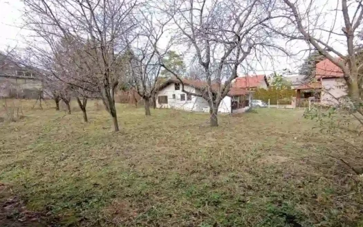 Kuća u mirnoj ulici, a u neposrednoj blizini puta! Ledinci!