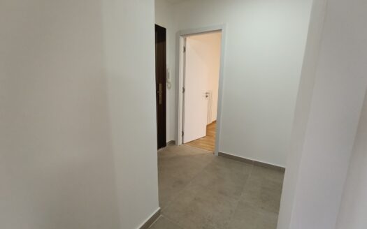 Renoviran trosoban stan – Sajam