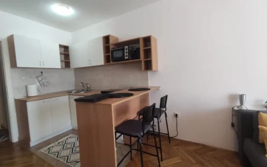 Garsonjera + parking mesto – Sajam – Ćirpanova